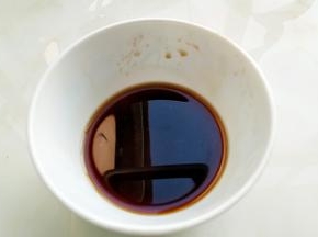 准备料汁，料酒和生抽各1茶匙，盐1克混合。