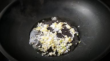 锅中放少量的油，放入剩余的葱，姜，蒜末炝锅出味。