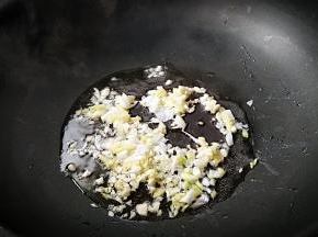 锅中放少量的油，放入剩余的葱，姜，蒜末炝锅出味。