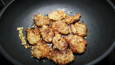 放入里脊肉片中火收汁。