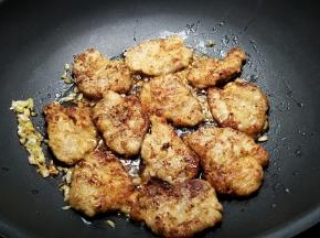 放入里脊肉片中火收汁。