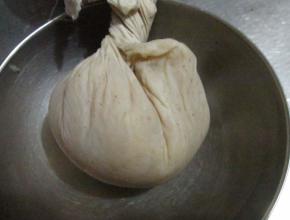 过滤出来的梨肉再用干净的布挤出里面残留的汁，挤的尽可能的干，这样梨汁不浪费