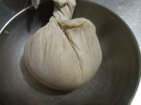 过滤出来的梨肉再用干净的布挤出里面残留的汁，挤的尽可能的干，这样梨汁不浪费