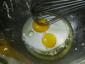 先将色拉油和酸奶＋糖混合均匀，再加入蛋黄快速搅拌均匀