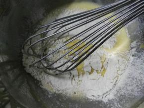 分2次筛入底粉，不规则的拌匀，不要一直画圈的搅拌喔