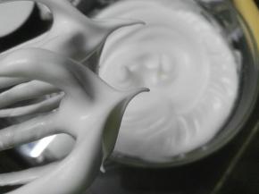 打发蛋白，起鱼眼泡时候加几滴醋，糖分3次加入，打到小尖角