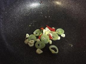 葱姜蒜倒入油锅中炒香