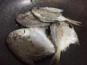 放入煎好的鲳鱼
