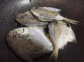 放入煎好的鲳鱼