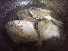 倒入适量清水，没过鱼身即可，大火煮开
