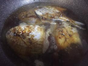 倒入适量生抽、老抽、盐，转中火炖五分钟