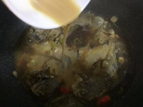 倒入调好的淀粉水，鸡粉，糖，炖两三分钟