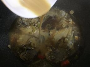 倒入调好的淀粉水，鸡粉，糖，炖两三分钟