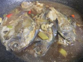 等锅内汤汁逐渐减少，鱼肉炖熟，捞出，放入盘中