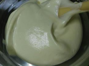 先取三分之一蛋白和蛋黄糊混合均匀，再把混合好的糊倒回蛋白继续混合，手法最好是时钟2—8点的线翻拌混合，面糊混合好是比较蓬松的