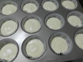 在裱花袋上剪一小口将面糊挤入纸杯模具