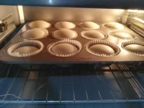 下火130上火160，中下层20分钟左右，大杯子的温度需要改变，130度上下火，25分钟，然后上火155度，下火125度再15分钟，温度因不同烤箱会有不同，只要面糊拌好啦，先低温烤是不会回缩的。温度的掌控是很重要的！