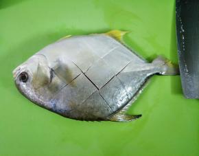 金鲳鱼宰杀处理干净，两面划十字花刀