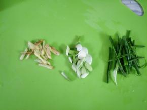 葱头和葱花分开切段，生姜切丝