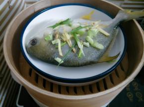 锅里水烧开，上锅蒸15分钟左右，具体时间看鱼大小