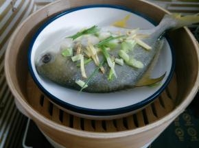锅里水烧开，上锅蒸15分钟左右，具体时间看鱼大小