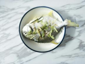 蒸熟取出倒掉蒸出来的水分