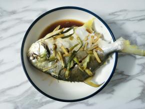 淋上适量蒸鱼豉油