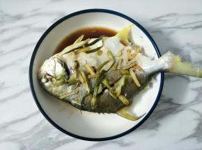淋上适量蒸鱼豉油