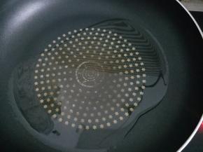 锅里倒几勺油烧热