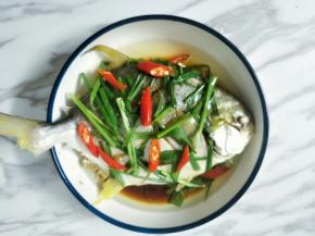 淋在鱼身上，放上辣椒装饰，不怕辣的直接把油淋在辣椒上