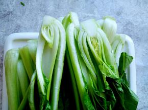 油菜洗净，对半切开