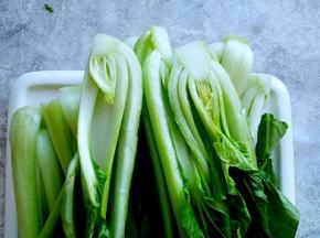 油菜洗净，对半切开