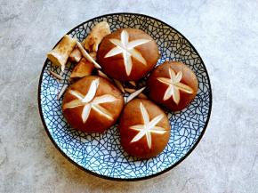 香菇洗净，去蒂