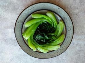 攥干水份，摆盘