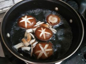香菇放开水中煮两分钟，取出备用