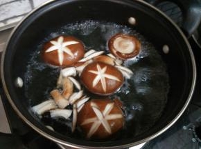 香菇放开水中煮两分钟，取出备用