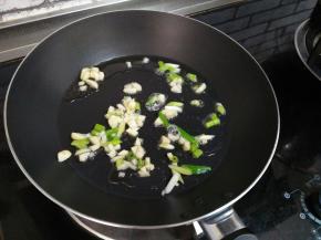 油热，葱蒜爆香