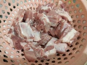 排骨用清水泡20分钟以上，去除血水后洗净沥干水分备用。