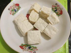 冻豆腐解冻后挤去水分，切块备用。