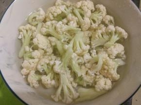 花菜择成小朵，用盐水浸泡10分钟左右，冲洗干净后沥干水分备用。
