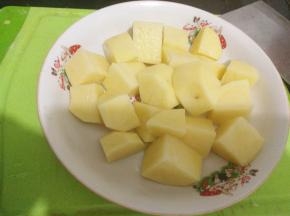 土豆去皮切块备用。