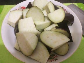 茄子洗净切块备用。