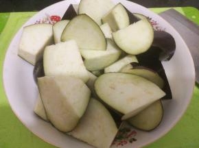 茄子洗净切块备用。