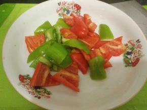 青、红椒切块备用。