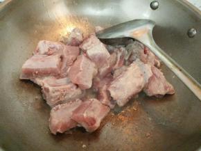 锅里放少许油烧热，放入排骨翻炒至焦黄。