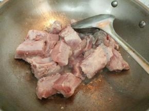 锅里放少许油烧热，放入排骨翻炒至焦黄。