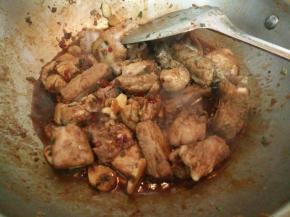 加入生抽、蚝油、糖翻炒均匀。