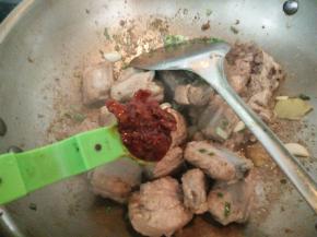 加入一汤匙郫县豆瓣酱翻炒均匀。