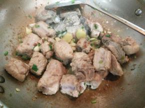 加入葱姜蒜炒出香味。