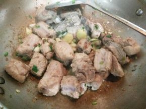 加入葱姜蒜炒出香味。